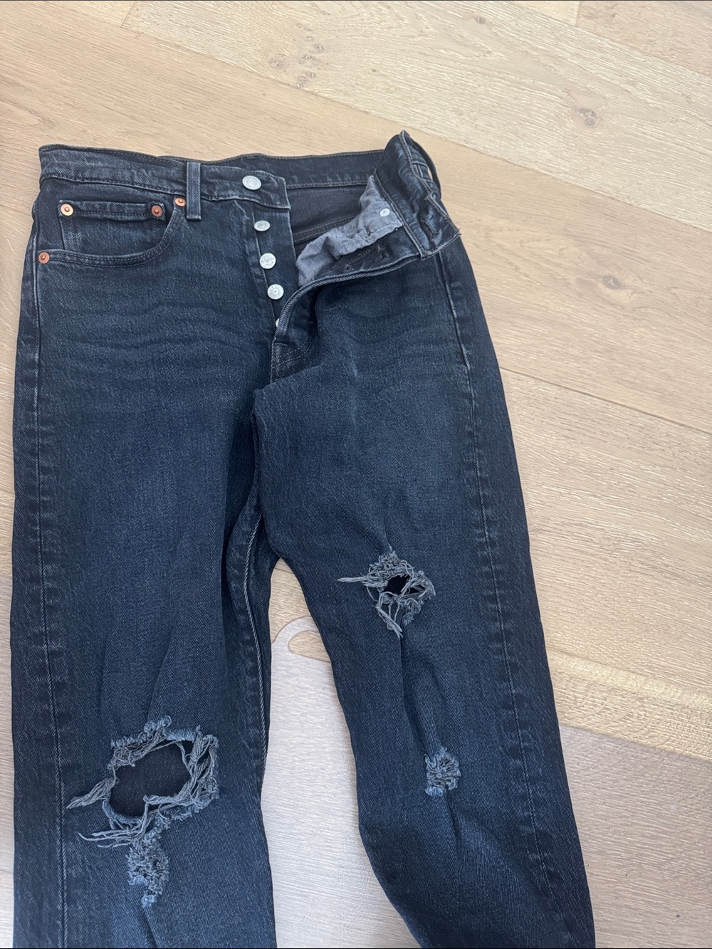 Levi's Black Skinny Jeans with Knee Distress - Picture 2 of 6